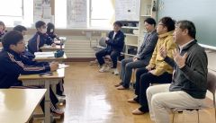先輩から職業観学ぶ　幕別中でキャリア教育　ＯＢら３人が講師