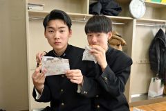 どら焼きを頬張る生徒ら