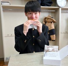 どら焼きを味わう鎌田翔さん