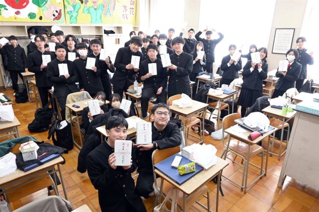 農高産小豆のどら焼き卒業生へ　勝農会が記念品