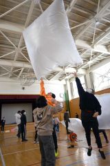 手作りの熱気球に歓声をあげる大樹小の児童