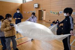 手作り熱気球に歓声　大樹小でＪＡＸＡが特別授業 6