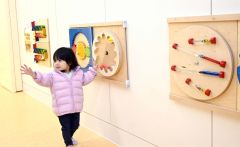 つかまり立ちの子どもも楽しめる壁付遊具