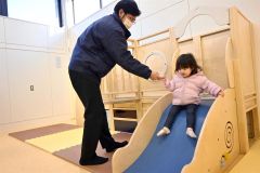 温かみのある木製の滑り台。くぐる、のぼる、滑るなどの動きを促す遊具になっている