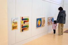 つかまり立ちの子どもも楽しめる壁付遊具