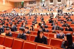 開会を待つ卒業生ら