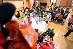 元気よく童謡「うれしいひなまつり」を歌う園児（１日、須貝拓也撮影）
