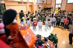 元気よく童謡「うれしいひなまつり」を歌う園児（１日、須貝拓也撮影）