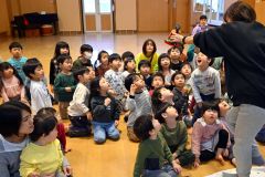 ひな人形を食い入るように見つめる園児（１日、須貝拓也撮影）