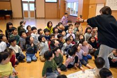 ひな人形を食い入るように見つめる園児（１日、須貝拓也撮影）