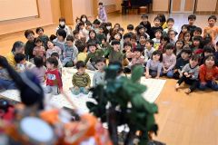 ひな祭りに関するクイズで盛り上がる園児（１日、須貝拓也撮影）