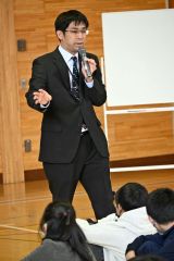 「安心して中学に来て」と話す関澤教諭