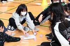 サイコロ問題を協力して解く児童たち