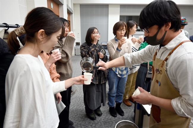 読書の時間をもっと豊かに　おいしいコーヒーの入れ方学ぶ　音更