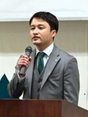 あいさつする中村部長
