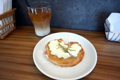 看板メニューの「クリンゲル・デニッシュ（プレーン）」。町内のパン屋「あさひや」の生地が使われている