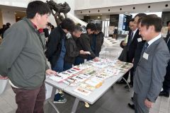 道産でんぷんを使った商品が並ぶ中、交流する生産者とメーカー関係者ら