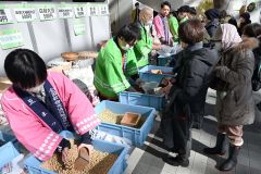 豆を買い求める来場者でにぎわう即売会(3日午前10時ごろ、須貝拓也撮影)