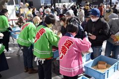 豆を買い求める来場者でにぎわう即売会(3日午前10時ごろ、須貝拓也撮影)