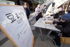 カラフルな豆を使った「豆びんアート」のブース(3日午前10時ごろ、須貝拓也撮影)