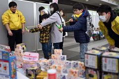 豆で景品を狙う射的コーナーは子供たちの人気を集めていた(3日午前10時ごろ、須貝拓也撮影)