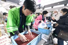 豆を買い求める来場者でにぎわう即売会(3日午前10時ごろ、須貝拓也撮影)