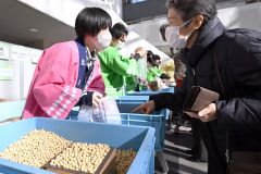 豆を買い求める来場者でにぎわう即売会(3日午前10時ごろ、須貝拓也撮影)