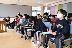 津田さんと中澤さんの話しをメモを取りながら真剣に聞く児童たち