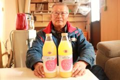 ２種類のリンゴジュースをＰＲする松下代表
