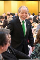各テーブルを回る鈴木代表