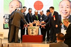 鏡割りをする関係者