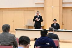 新嵐山スカイパークのあり方の骨格について町民に説明する手島町長