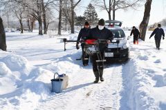 札内川ゴルフ場ドローンで融雪剤散布（４日、金野和彦撮影）