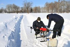 札内川ゴルフ場ドローンで融雪剤散布（４日、金野和彦撮影）