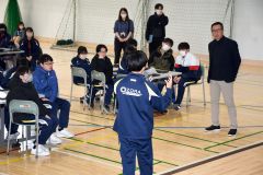 活用案を発表する生徒と松山さん（右）