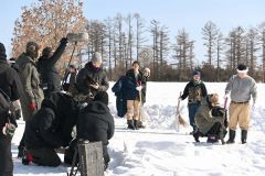 花嫁のために道を整える青年団のシーンの撮影。左が逢坂監督