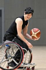 車いすバスケの楽しさを伝える山口さん（金野和彦撮影）