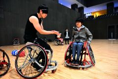 自走の前に山口さん（左）からレクチャーを受ける記者（右）＝金野和彦撮影