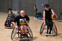 山口さん（右）が時折見せる素早いプレーを披露。記者も付いていくのがやっと（金野和彦撮影）