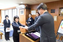 委嘱状を授与される大里向日葵さん