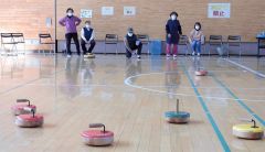 極楽蜻蛉が優勝　札内緑地・オカモトＪＶ杯フロアカーリング大会 2