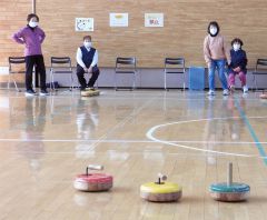 極楽蜻蛉が優勝　札内緑地・オカモトＪＶ杯フロアカーリング大会 3