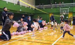 準備されたお菓子に向かって疾走する幼児