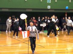 「風船メドレー」で上手に風船をコントロールしながら進む参加者