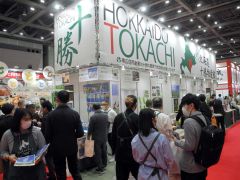 多くの人でにぎわう北海道十勝物産館のブース