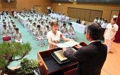 大瀧学院長から卒業証書を受け取る卒業生（金野和彦撮影）