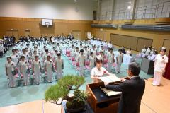 大瀧学院長から卒業証書を受け取る卒業生（金野和彦撮影）