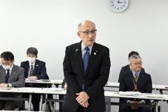 あいさつする飯田町長
