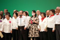 中村さん（中央）と「ふるさと」を合唱する出演者ら