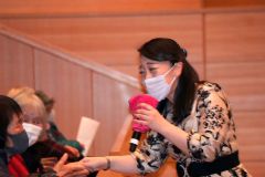 来場者とふれ合う中村さん（右）